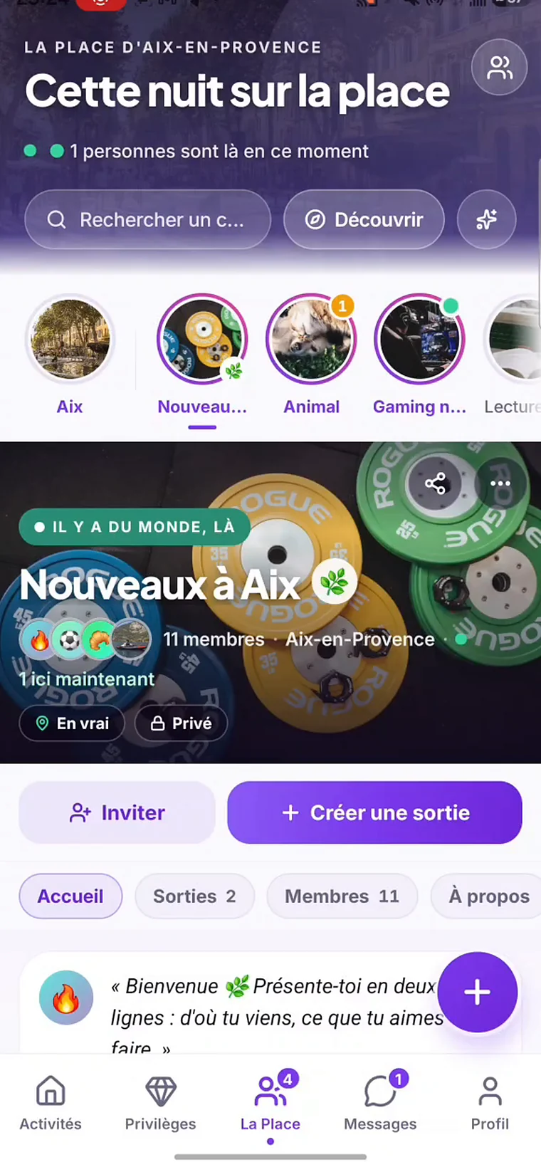 La Place, le soir : ta ville et tes cercles en pastilles, et un cercle qui vit